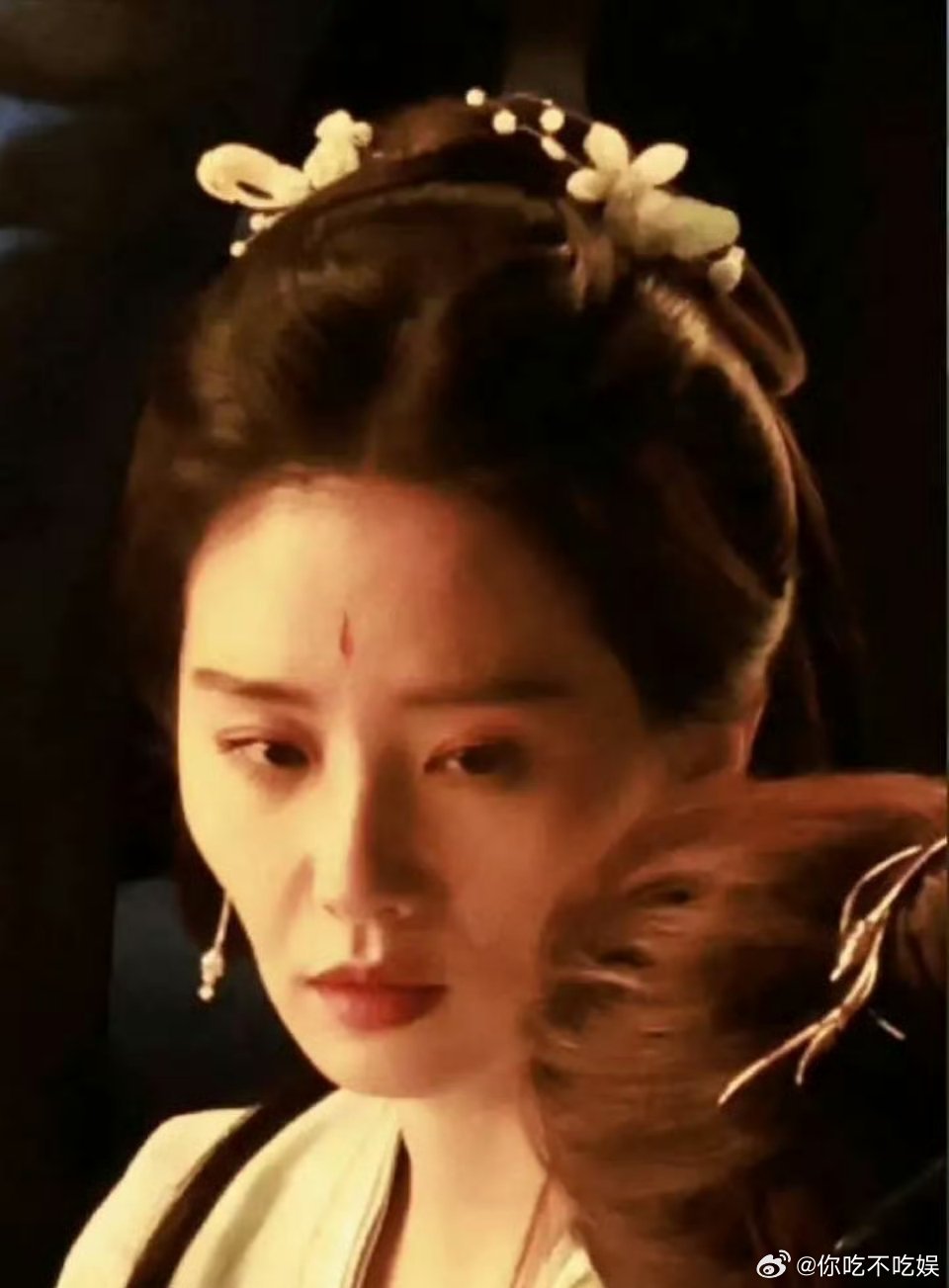 刘诗诗这颧骨和白鹿有一拼 ​​​