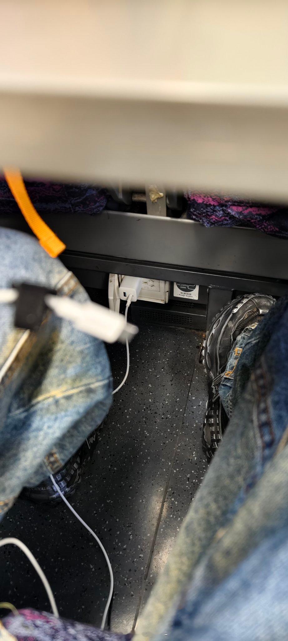 偷电了，坐高铁偷电了…乘务员看都懒得看我一眼这事儿要放在日本是不得了的大事，必须