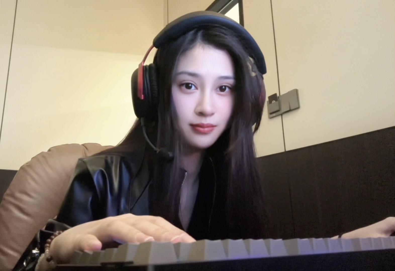 我发誓我要成为无畏契约天才少女 打残局时一穿五后 淡定的开麦说一声 ...