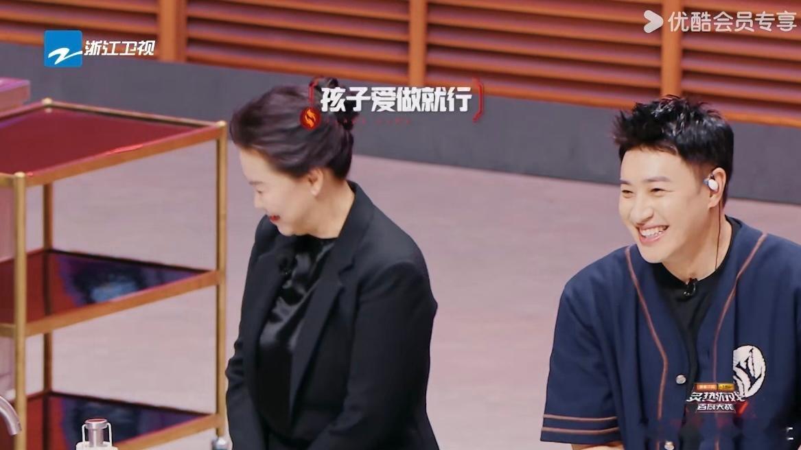 潘玮柏做饭把人都逼成幼教了 吃饭很在行的他一上灶台就手忙脚乱，毛巾固定砧板，切菜