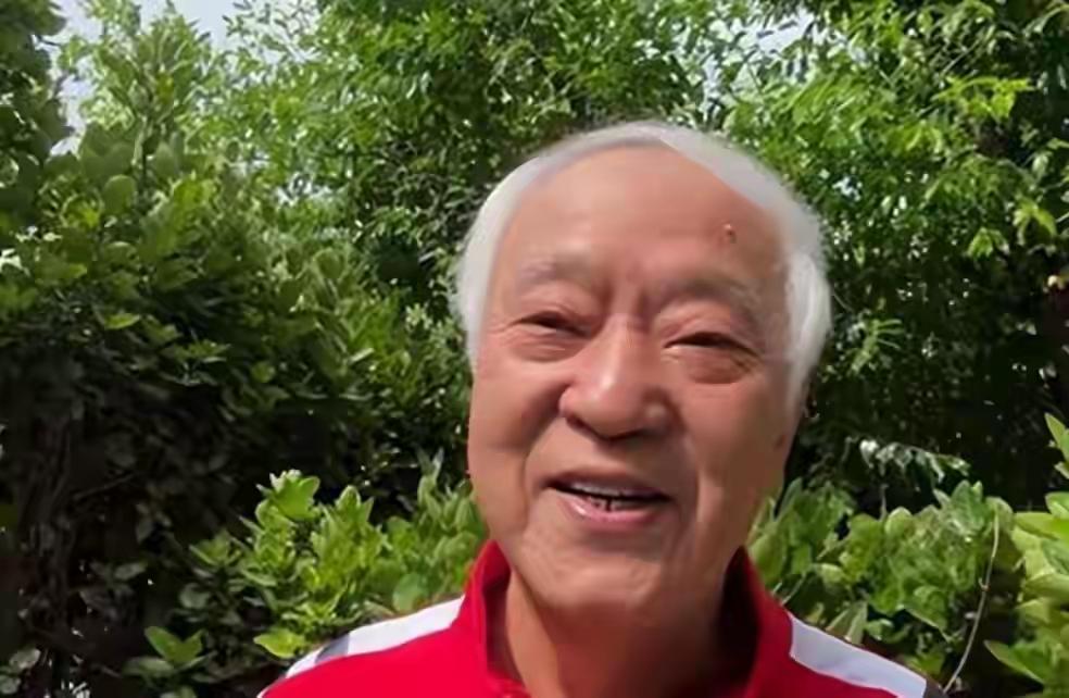 77岁的牛群出现了，满头白发差点儿没有认出来。谁能想到这位面色苍老、说话慢条斯理