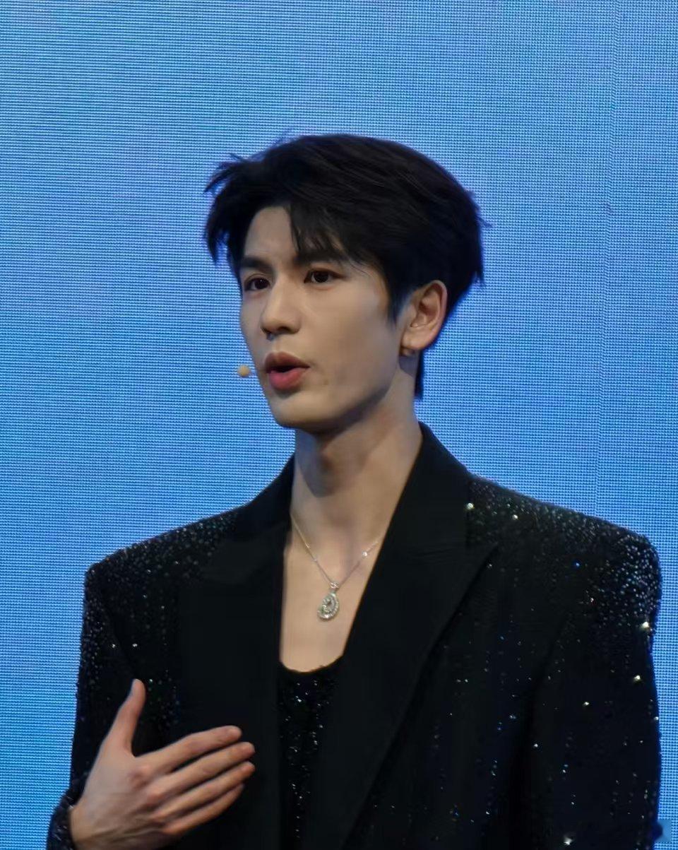 张凌赫联想发布会生图张凌赫联想见面会生图张凌赫联想发布会生图，帅，确实很不错 ​