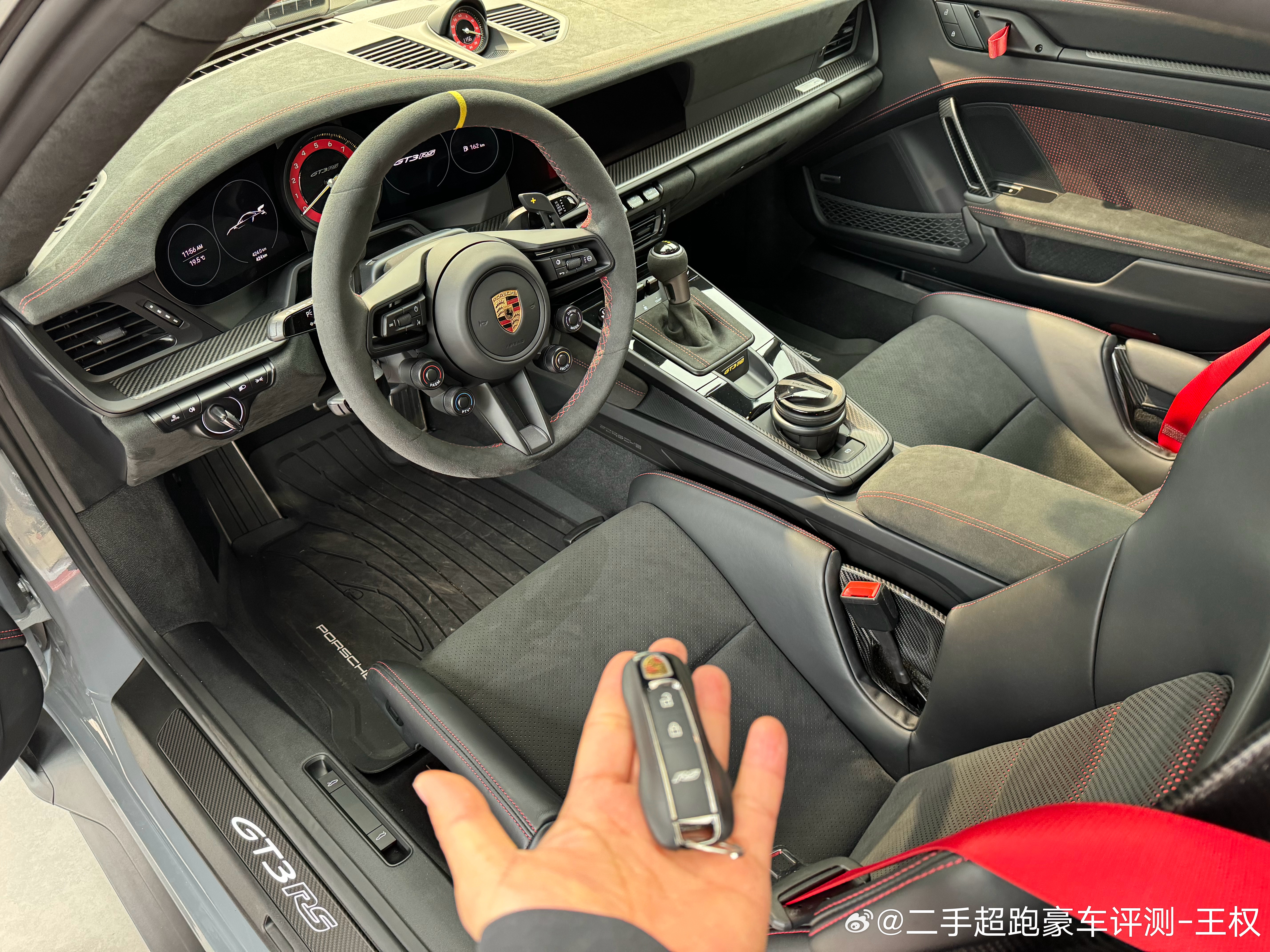 992 GT3 RS原本二手车市场这车流通率就很一般。 新车还在还在一直到下跌、