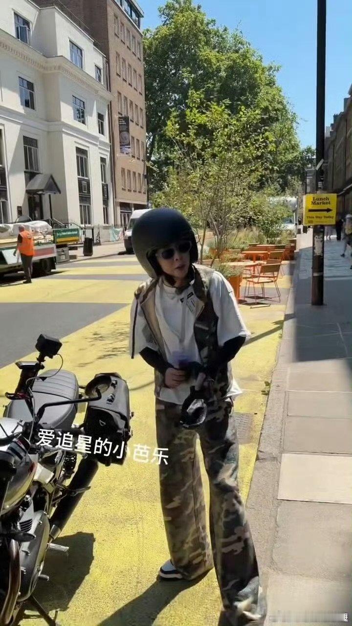 王濛听粉丝唱歌伦敦合伙人远赴海外意外相遇，用歌声传递喜爱，王濛认真倾听不愿打断 