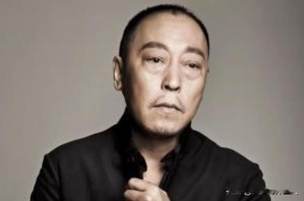 1983年筹拍《高山下的花环》时，谢晋导演亲自到中戏选角，结果他在操场上一眼就相