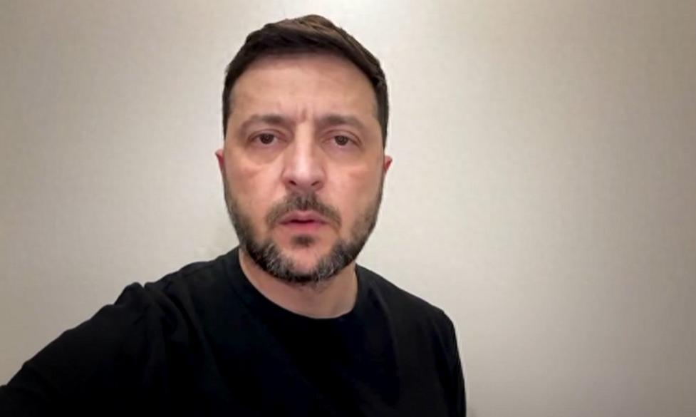 泽连斯基这举动可真是有些谄媚！
当地时间 11 月 23 日，泽连斯基在社交媒体