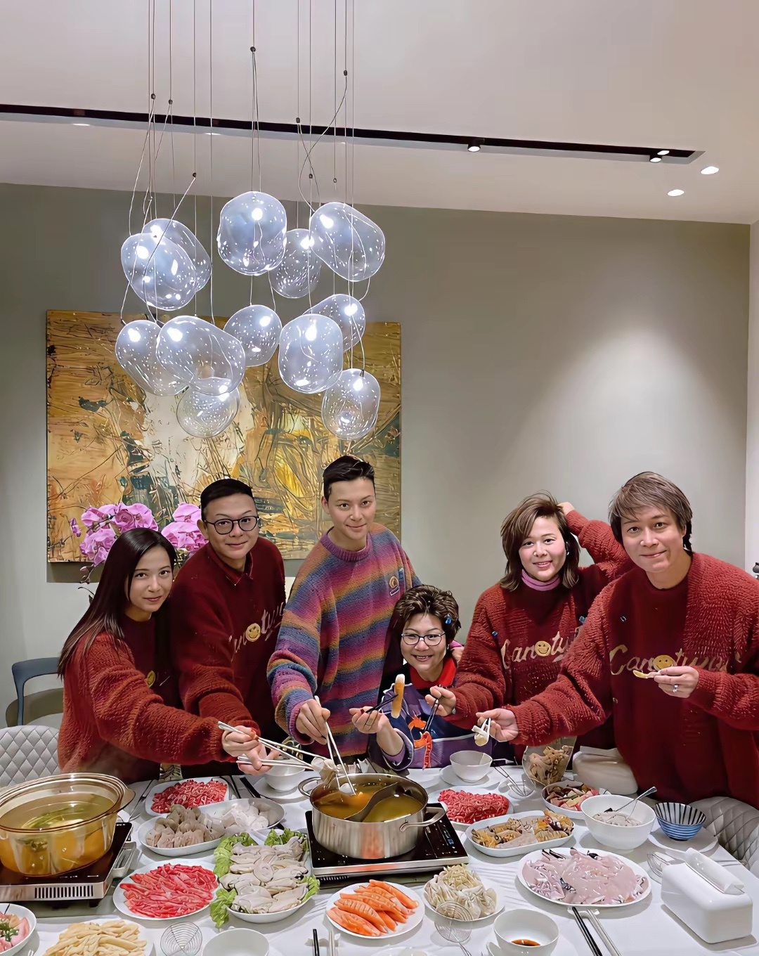 陈伟霆全家福年味拉满，妈妈富家千金气场拉满 