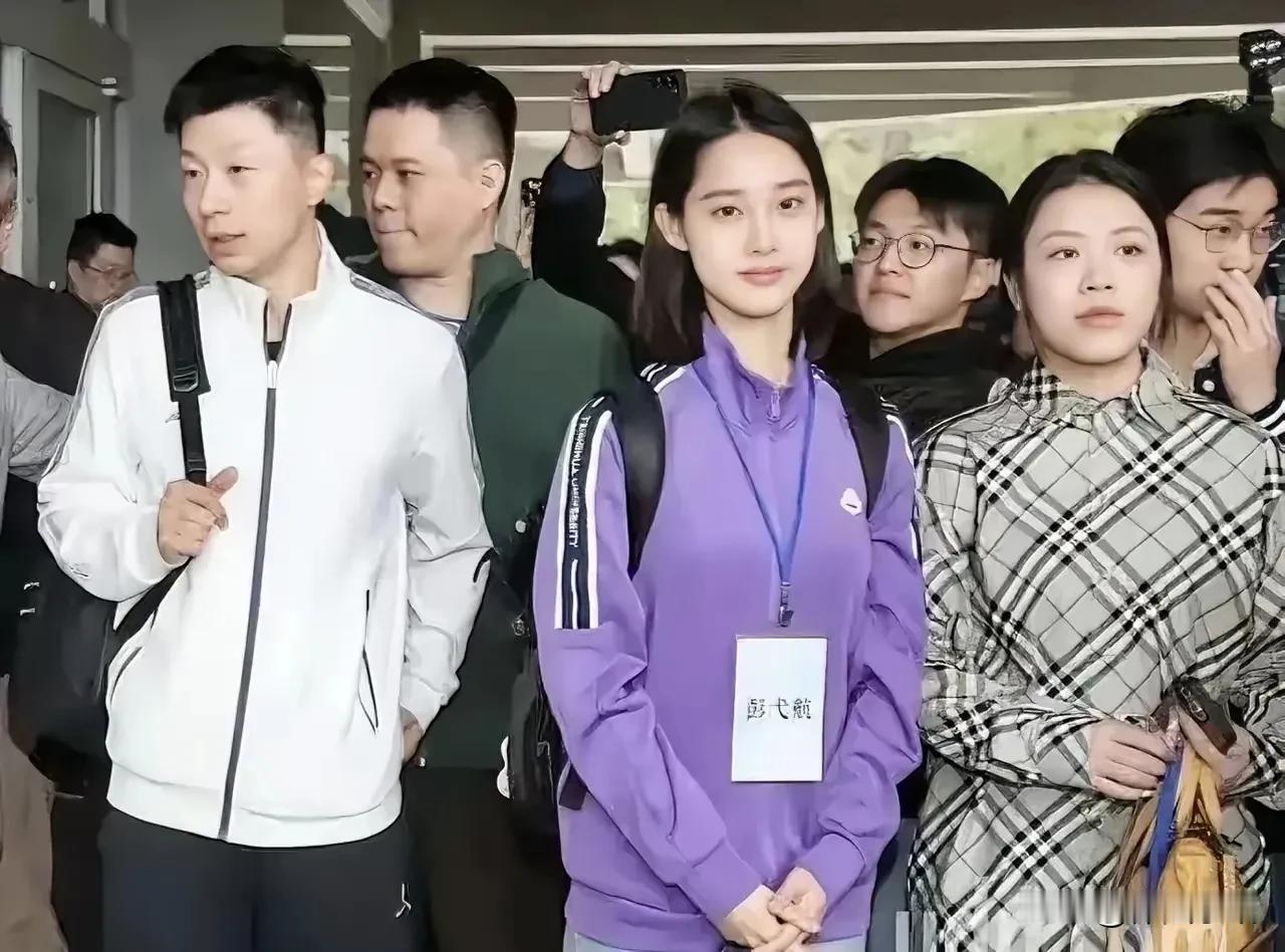 万万没想到，这次大陆师生赴台参访团，站在奥运冠军马龙和杨倩中间的美女成为了焦点，