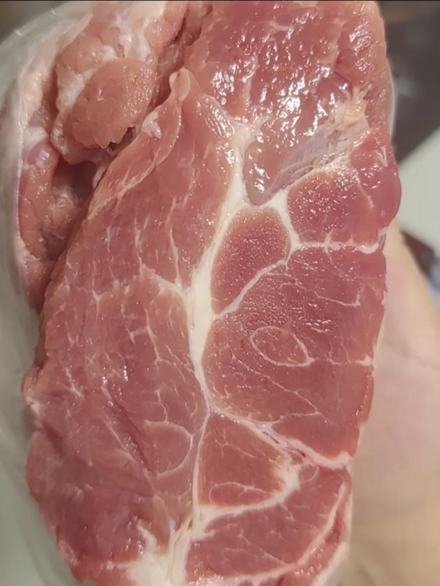 这是牛肉还是猪肉？

我花45一斤菜市场买的水牛肉，怎么看都像猪肉。

朋友也说