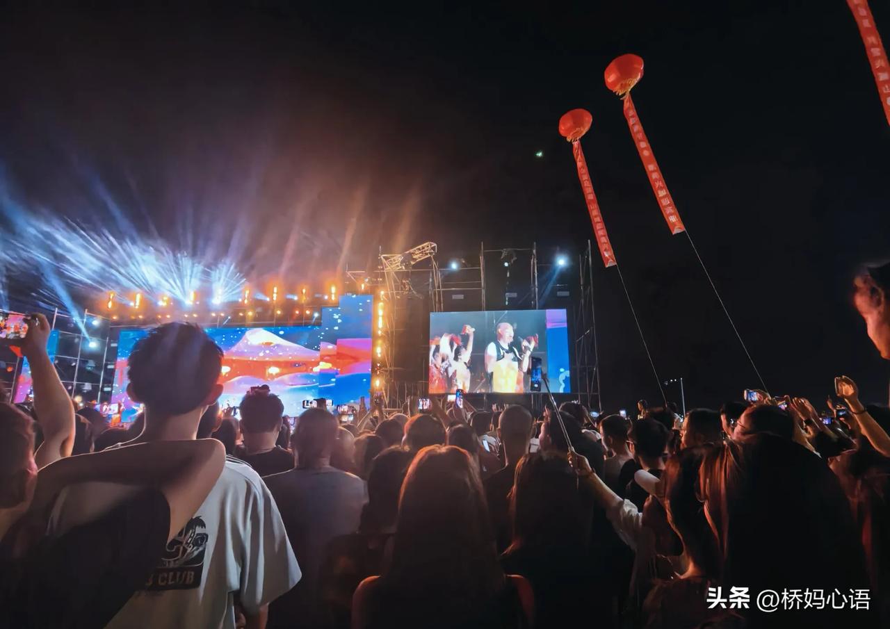 前天晚上，兴城的海会，人超级多，人山人海的挤不上前去，净看人家后脑勺子了。艾尼尔