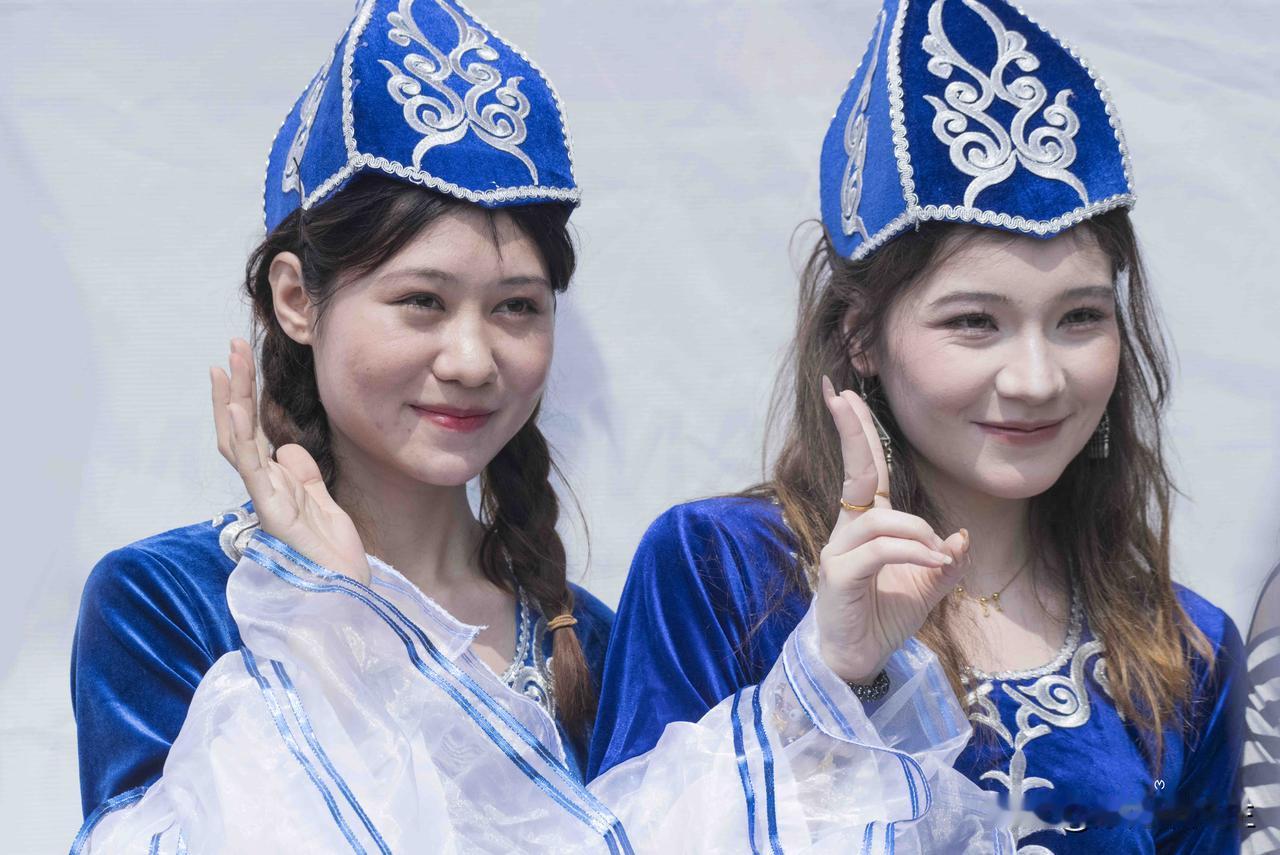 蓝韵霓裳，舞韵流光

宝蓝丝绒邂逅洁白轻纱，塔塔尔族的蓝白华服在光影里绽放惊艳风