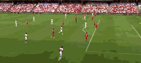 当英格兰3-0哥斯达黎加的夜里，左路忽然刮起风，戈登一路踩着涡轮回防再前插，像是