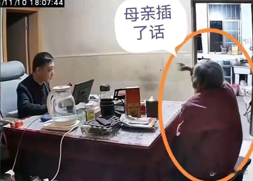 终究是亲生儿子，哪怕是对母亲动手了，她还是不忍心让儿子关小黑屋！

从邻居口中得