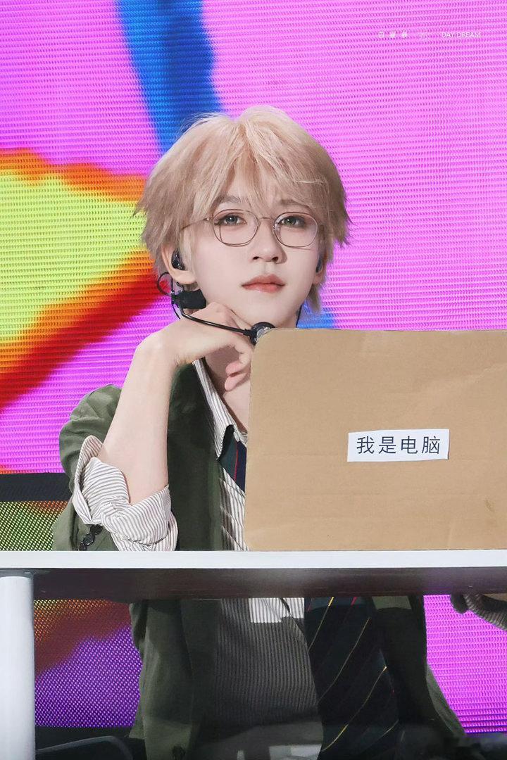 贺峻霖漫画眼 被贺峻霖的漫画眼硬控的一天🥰 开场神图就已经赢麻了，这张小脸怎么