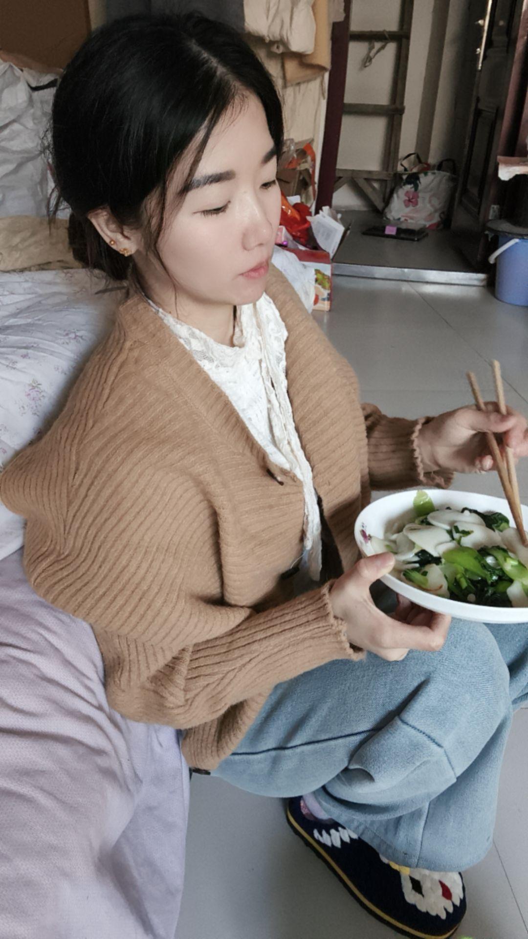 一个人坐了很久很久，想了很多事情，眼泪就掉下来了，原来我这么孤独，茫茫...