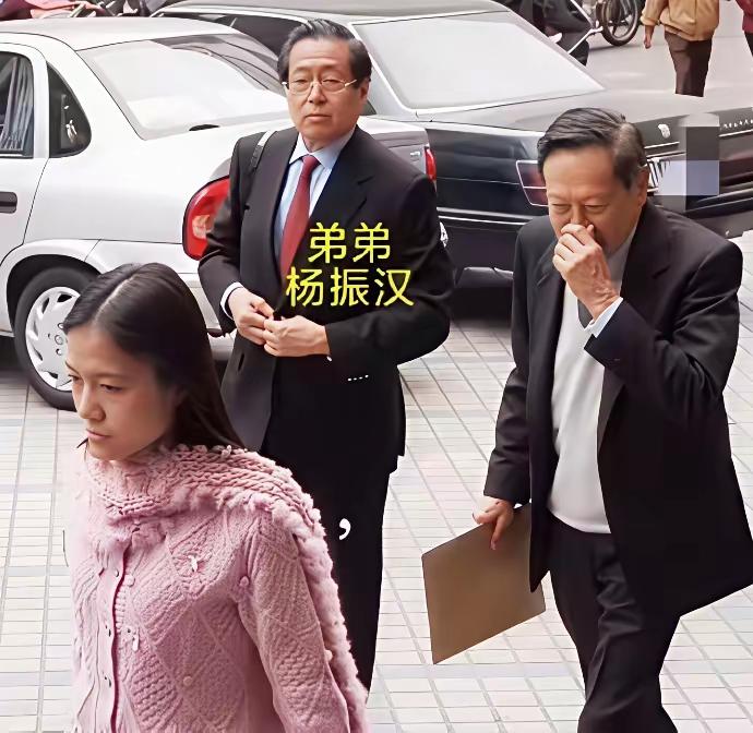 这才是脱离了低级趣味的真爱
杨振宁掩嘴笑…