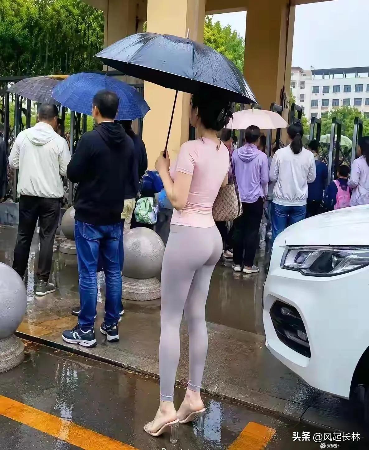 穿成这样接孩子，真不知道怎么想的