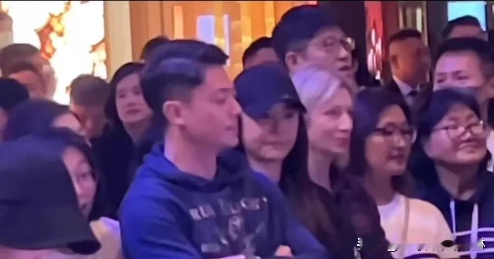 虽然年年都传出霍建华和林心如感情出问题要离婚，但是每隔一段时间两个人都会被拍到一