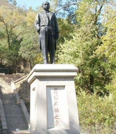 1982年，铁道部决定为詹天佑迁坟，未曾想，在挖开詹天佑墓的瞬间，竟看到棺木里流