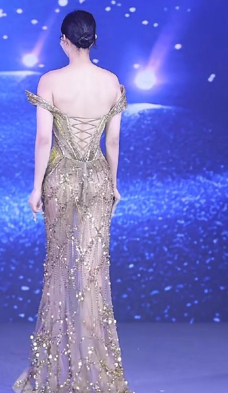 贾琪，身高181cm，第71届环球小姐中国区总冠军，不仅如此，她还神奇的地方还很