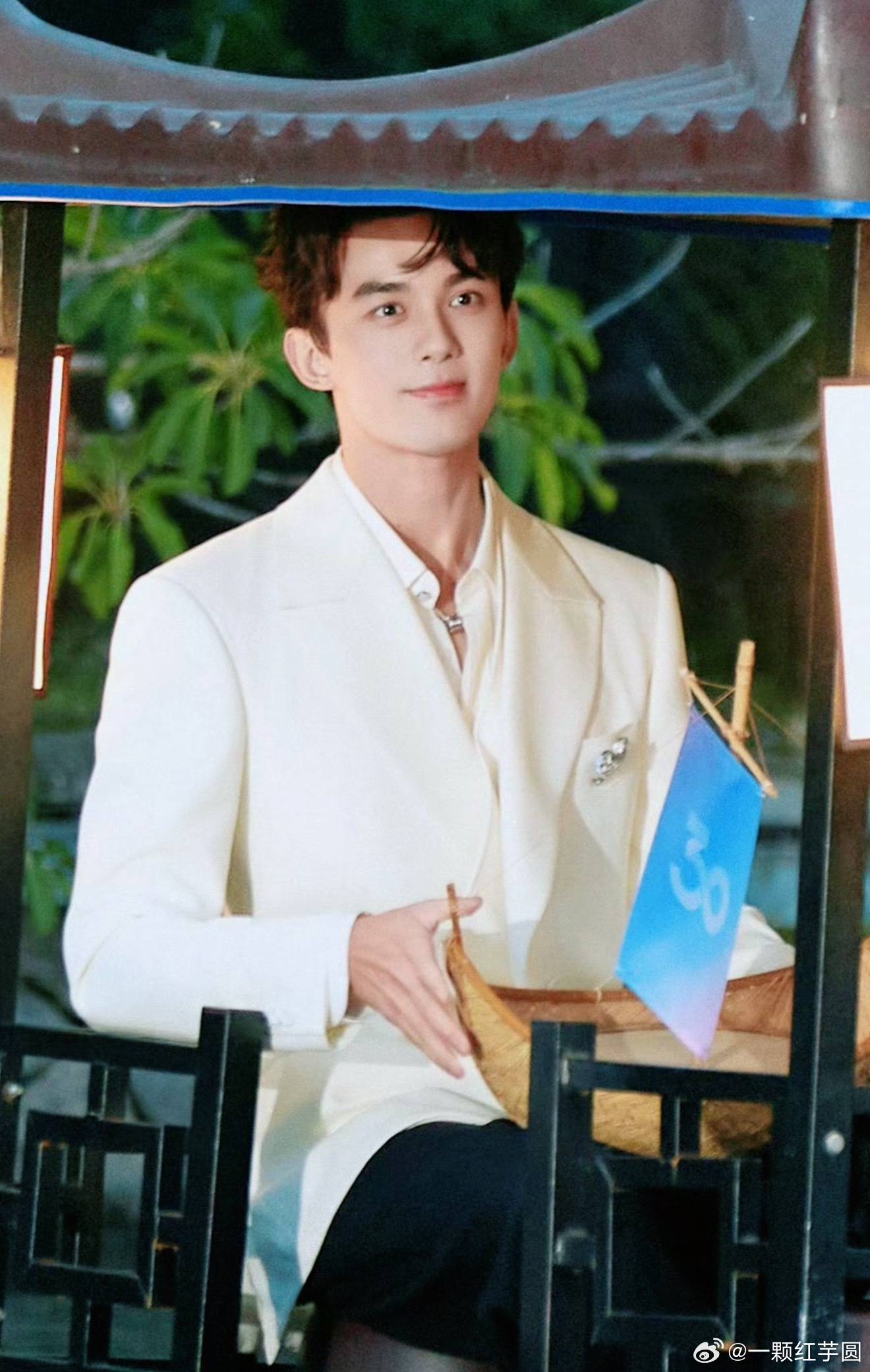 吴磊 白色西装夯爆了！白马王子还和小蓝莓同框了！ 