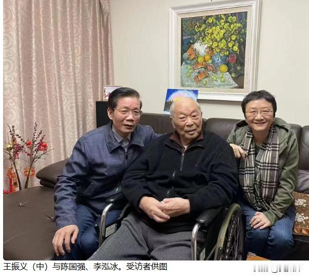 1980 年，王振义教授到衡阳医学院讲课，7 天讲了 9 堂课。沉迷侦探小说的学