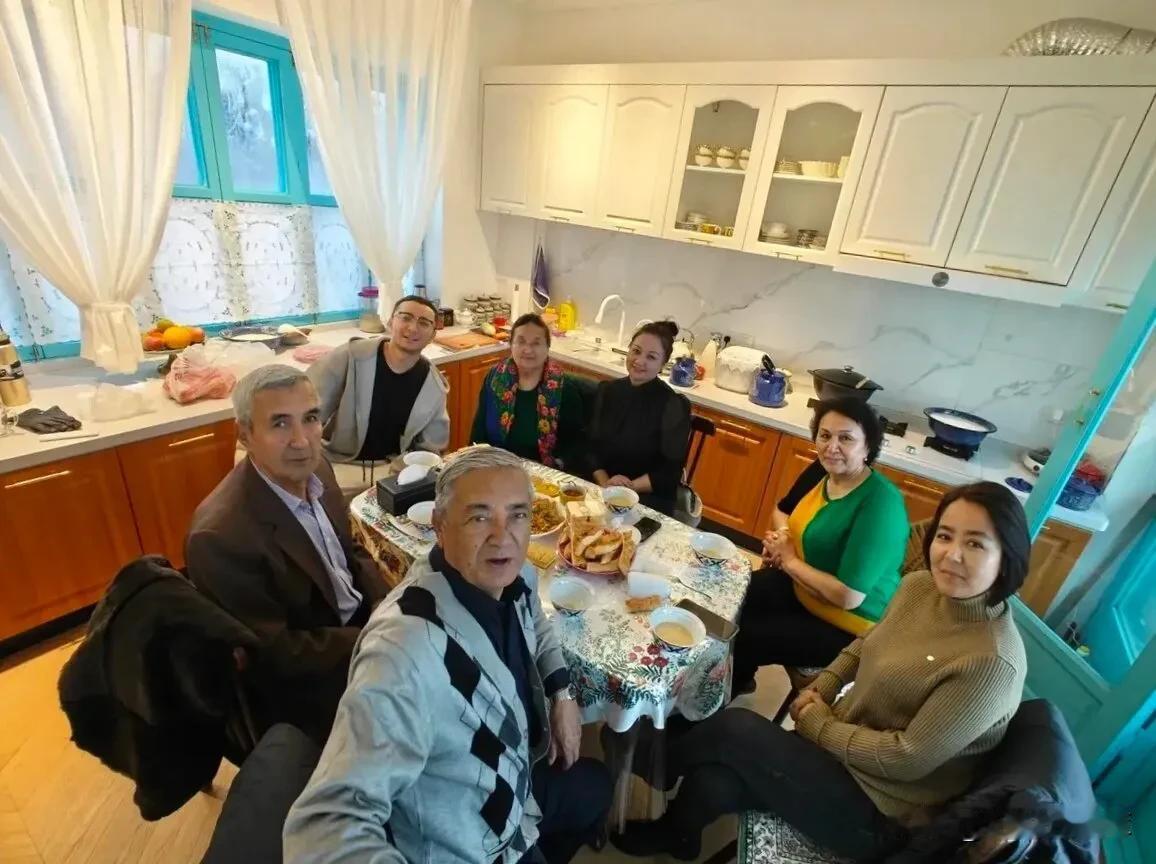 主持人尼格买提回新疆过年，红毛白裤非常年轻亮眼，就是不知道一家人吃饭会不会谈论春