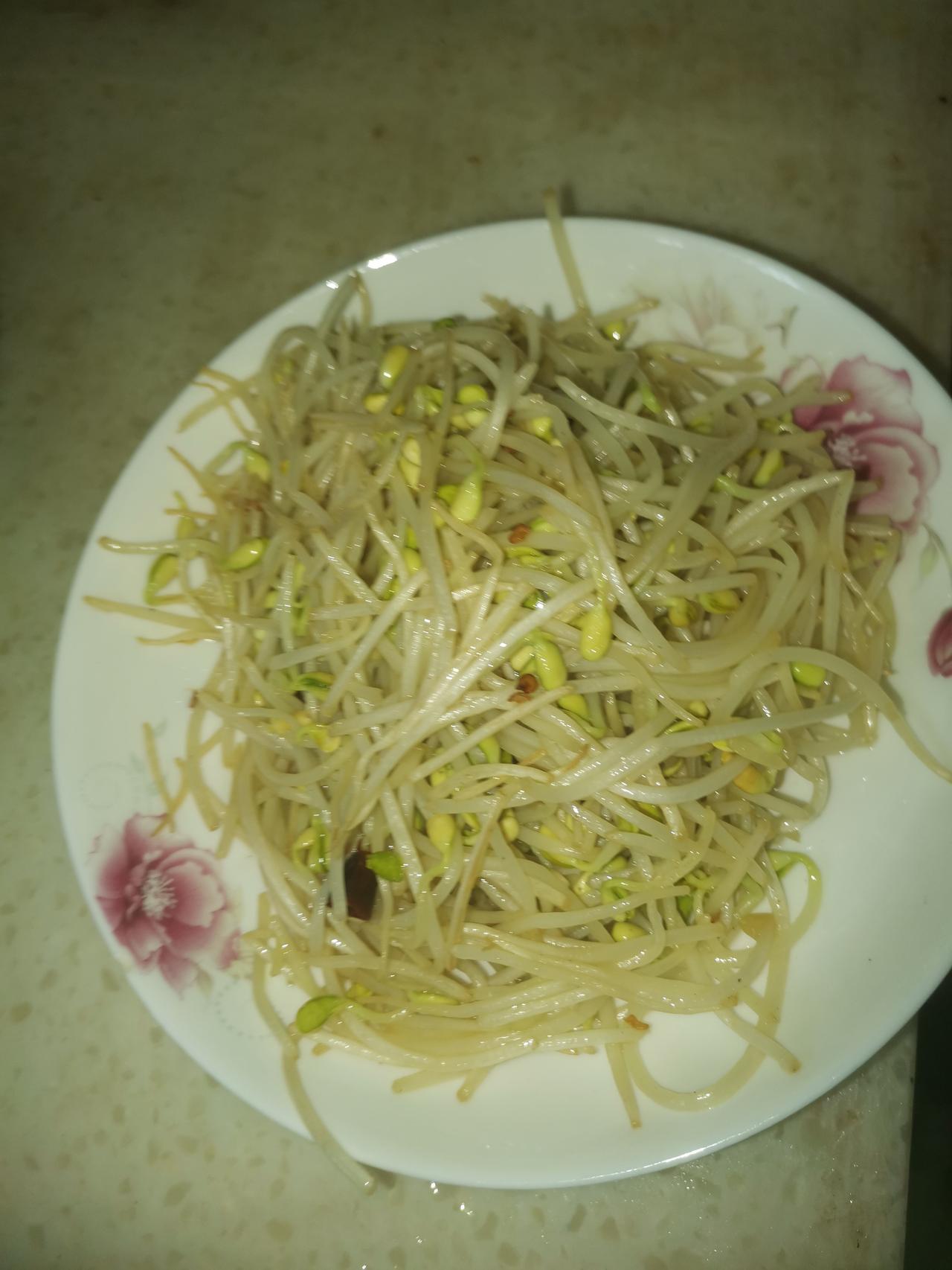 只要我老婆去买一次菜，大概率会买豆芽，豆芽这么好吃吗？
我们家里是安排我买菜、做