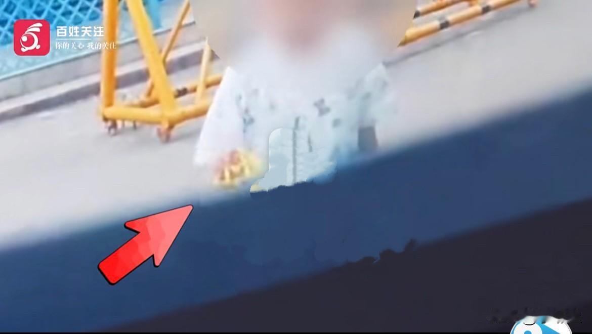 手咋这么欠呢？
        近日，湖北咸宁一辆停在路边的迈巴赫，车头精致的车