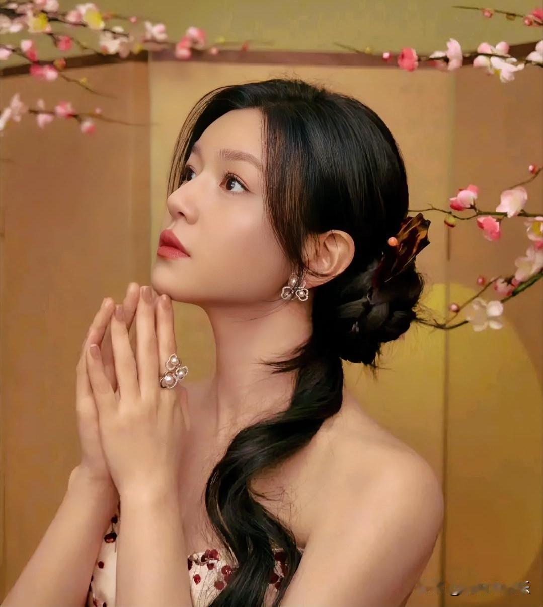 42岁陈妍希“逆龄”变古典女神，妆造惊艳全场！

42岁的陈妍希，在近日某节目中