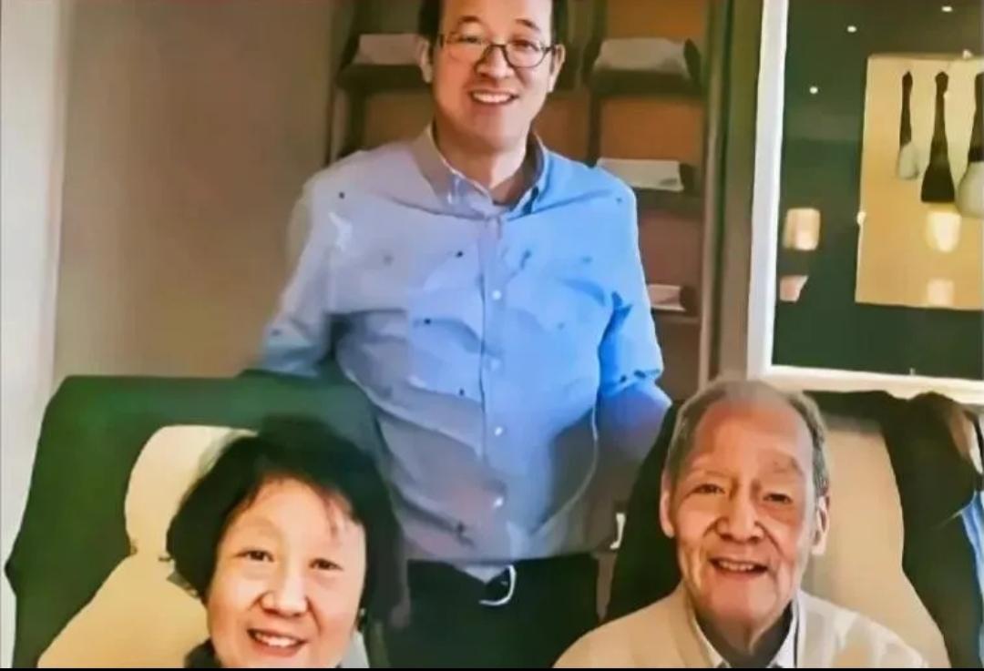 2017年，俞敏洪去北大看望自己96岁的恩师许渊冲，没想到这一看却心如刀绞，老师