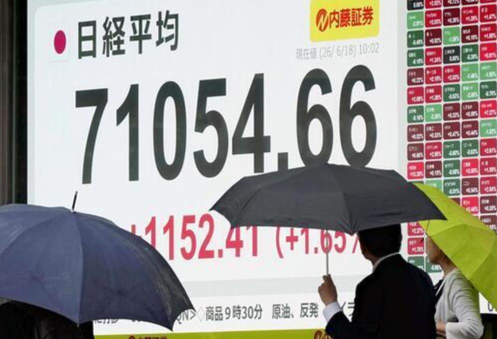 【东京市场日经平均股价一度上涨1400日元，首次突破71000日元大关。这种走势