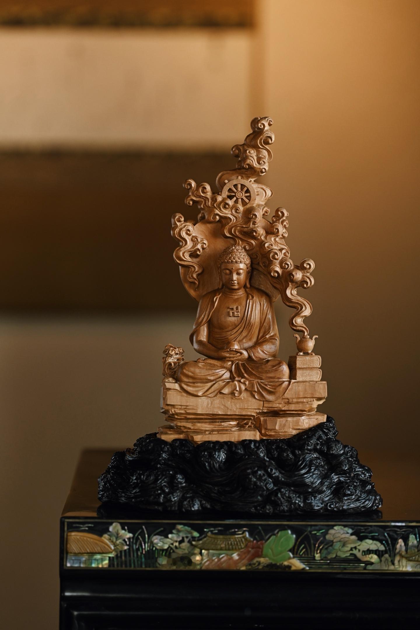 老山檀 | 释迦牟尼释迦牟尼跏趺而坐，面相雍容，双目微闭，静谧气敛，似在沉思，衣