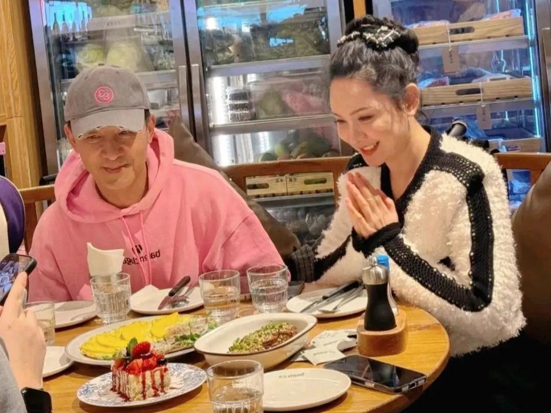 51岁的郭晓东一袭粉色卫衣与程莉莎在武汉街头共享烟火晚餐，18年婚姻里他用行动诠