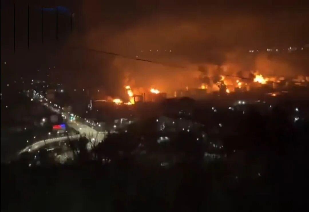 突发！上百架无人机突袭俄港口，现场火光冲天，乌想粉碎俄石油赚钱梦！

新华社消息