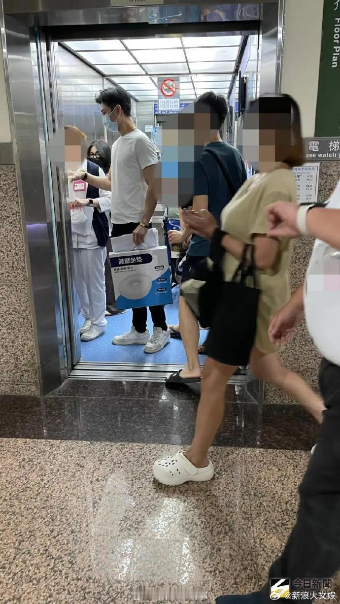 沈玉琳妻子现身 据台媒，昨日曝出沈玉琳患血癌后，7日，沈玉琳妻子芽芽被拍到现身病
