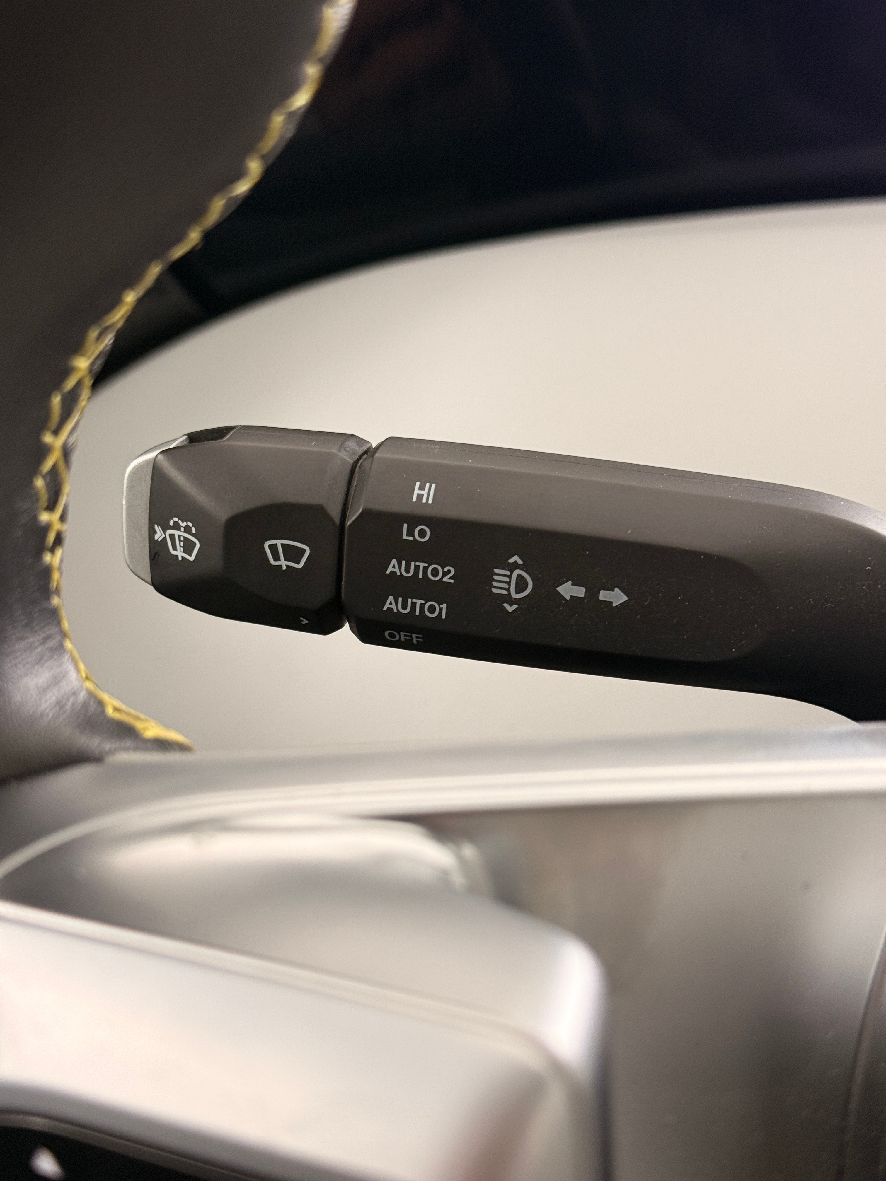 武汉下雪今天还有拍摄不然都不准备开车了上车先把雨刮关掉加热开最大让雪先化开