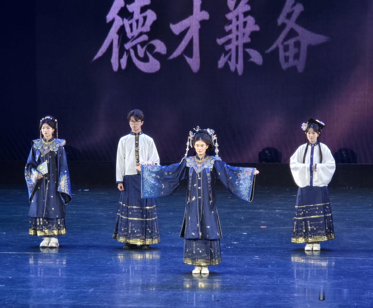 为有些高校毕业生穿上新“中式学位服”叫好！

近日，身着新中式学术礼服的山东工商