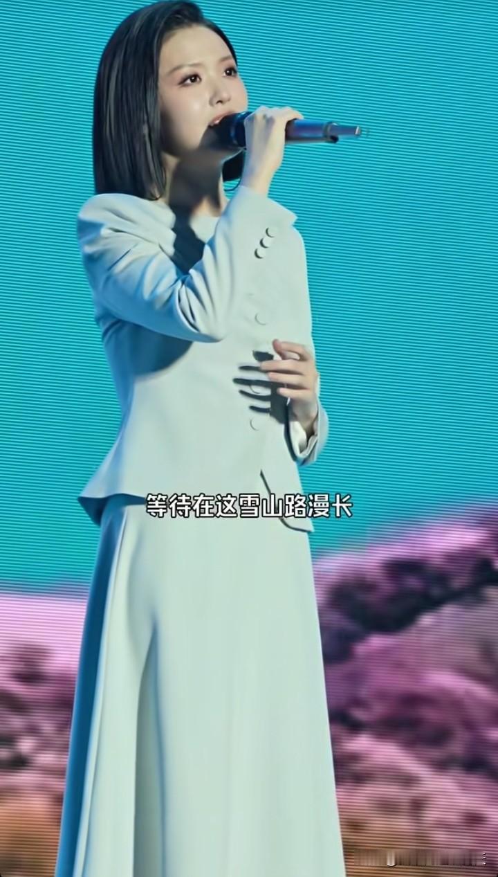 徐子尧和周煜琦穿上美美哒裙子出现在贵港群星演唱会的舞台上真是太漂亮了！漂亮得让人