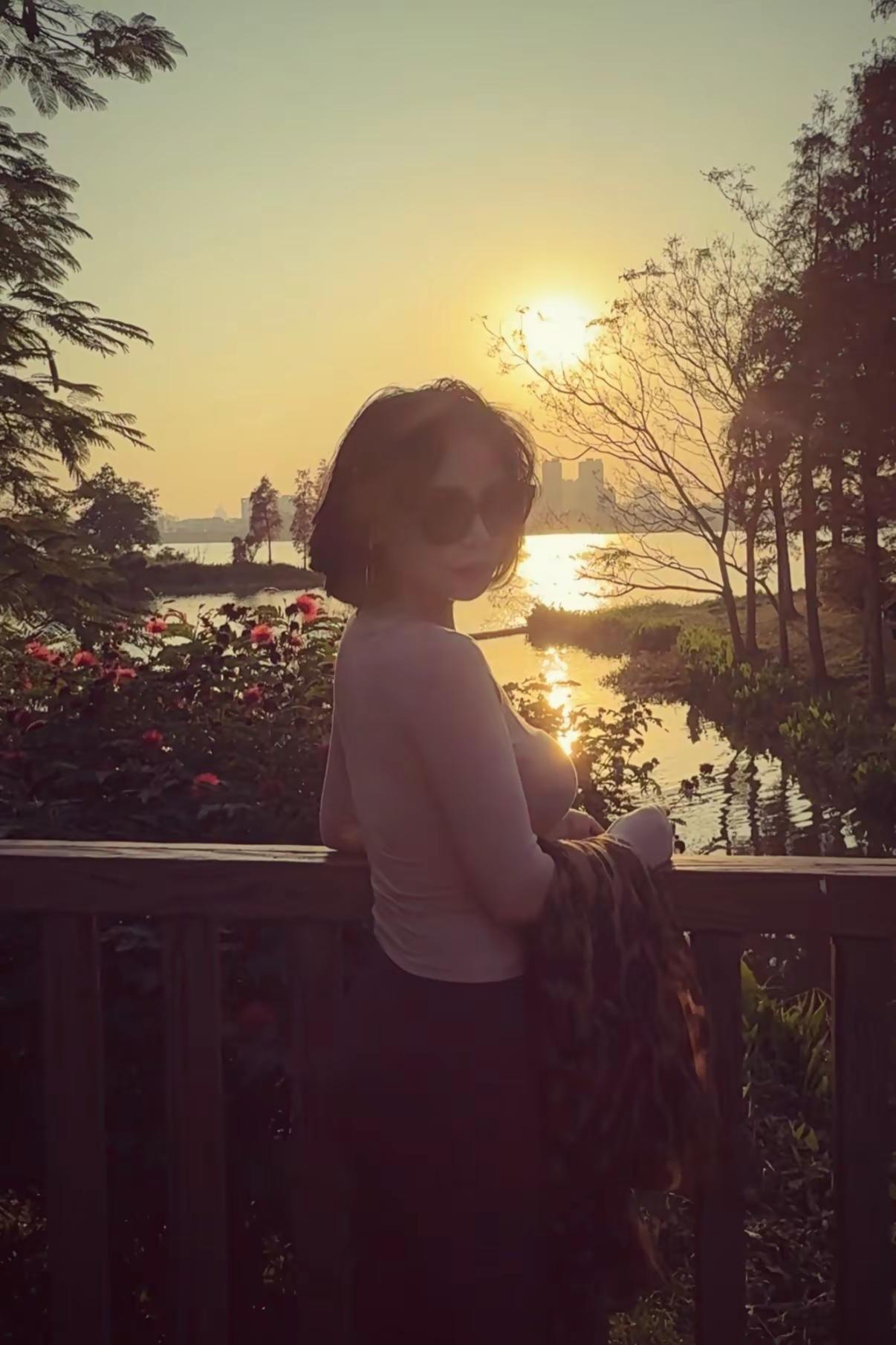 穿着高跟鞋翻栏杆 然后一踩一个鞋跟陷入泥土里 再用座机拍了几颗孤苦伶仃的小树每日