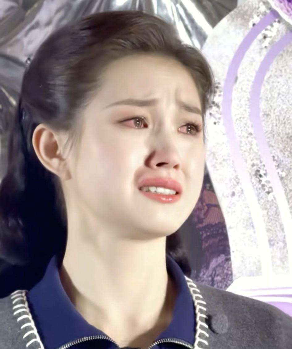 郭宇欣太有梗了
虽然今天的杀青宴她哭的稀里哗啦
但是说出来的话还是幽默有趣

她