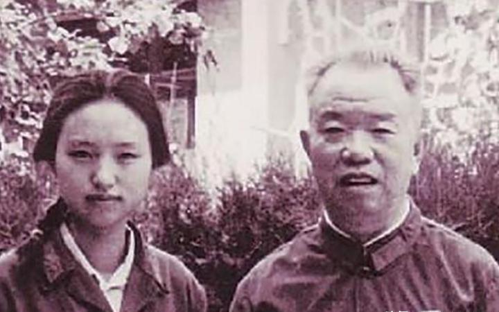1971年，开国大将王树声到部队看望女儿，不料被警卫兵拦下：“请您排队等候，领表