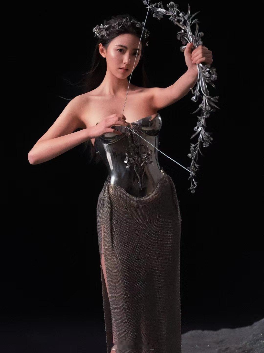 何子怡 内娱00花妆造卷起来了 何子怡今晚以一袭银色金属网纱裙宣告：内娱00花妆