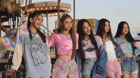 newjeans出道前的采访出道前一个月的newjeans 为庆祝组合出道三周年