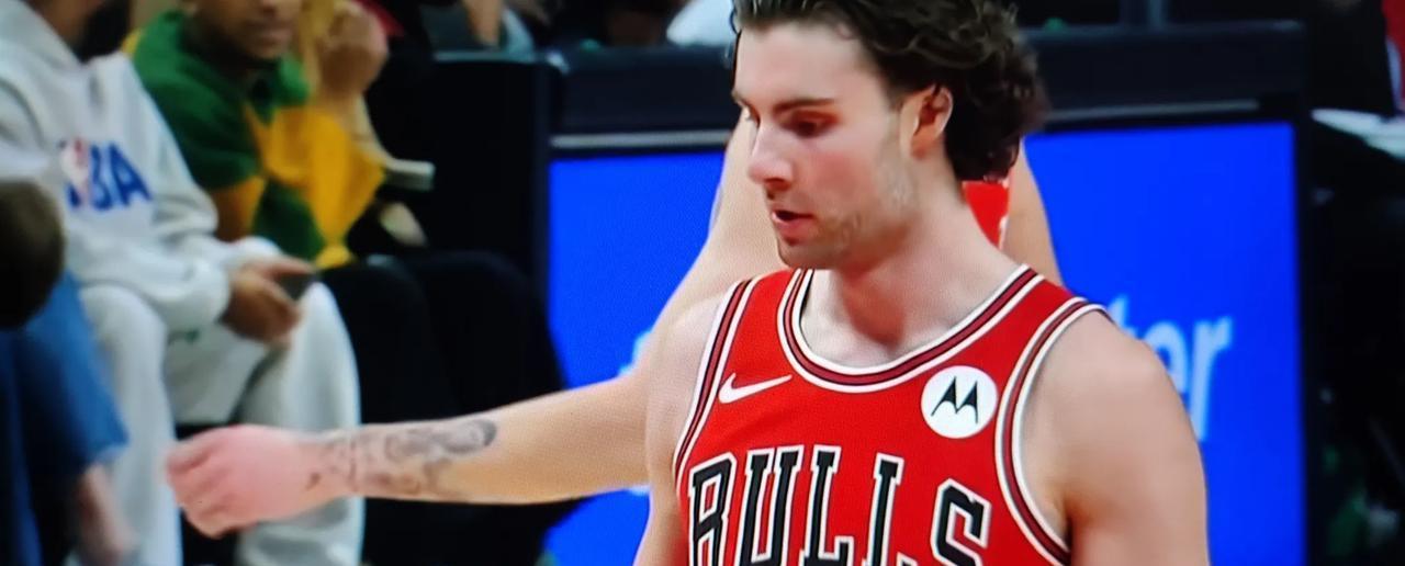 别再说防守赢冠军了。
今晚，进攻赢了历史。
最后4.9秒，特雷·杨抛投偏出篮筐。