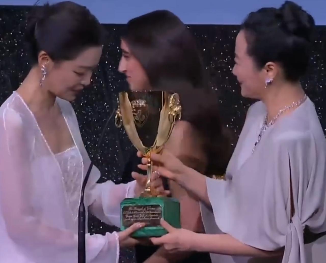 虽然辛芷蕾的花龄符合“入选”，但这种评价仿佛把一位实力派演员，硬塞进她本不属于的