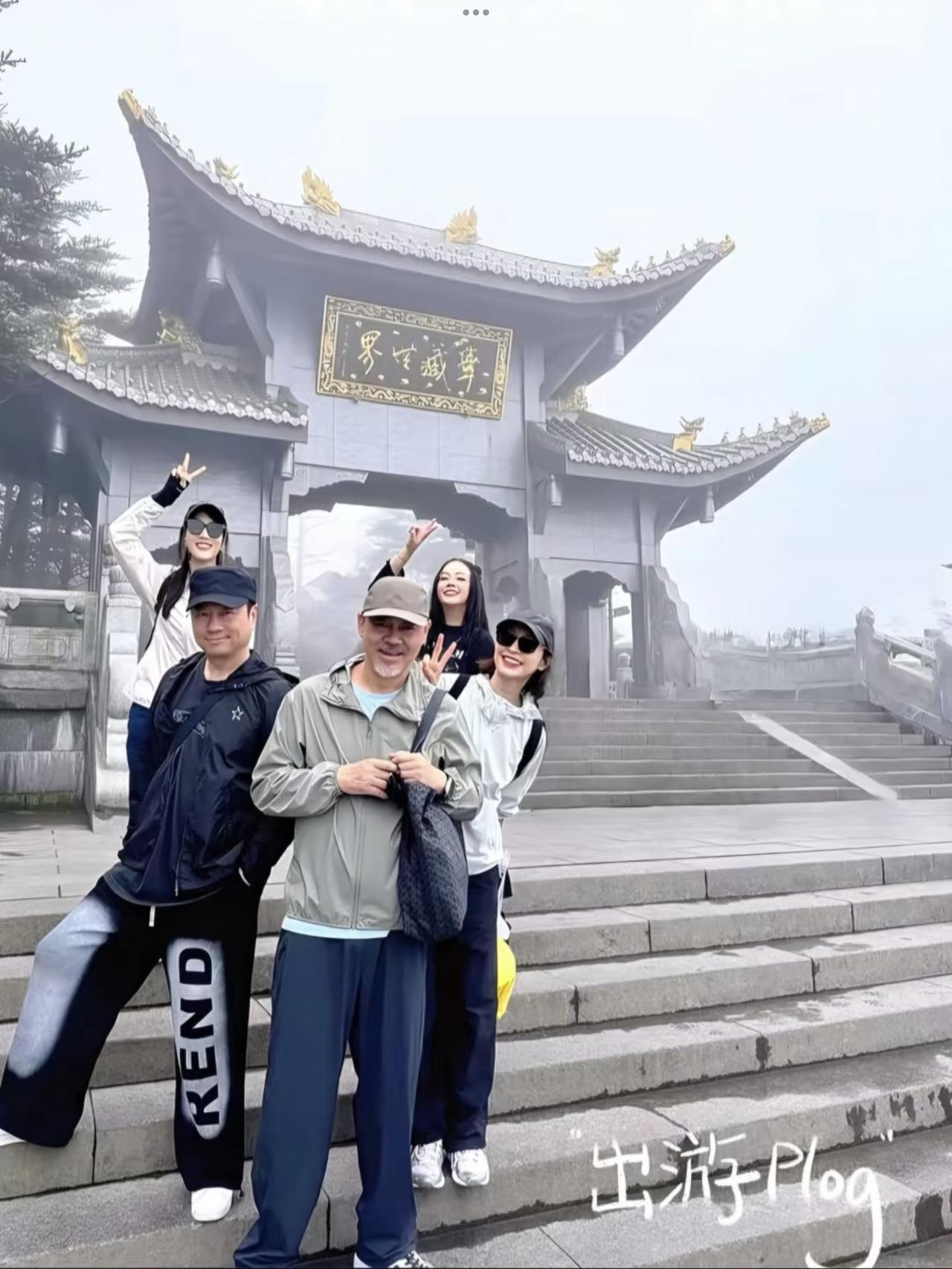 刘青云、郭蔼明和黎耀祥夫妇一起在成都旅游。郭蔼明真的是一直漂亮。黎耀祥和二婚妻子