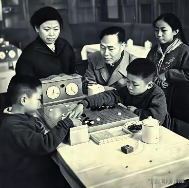 聂卫平从小就学棋，通过这张当年拍摄的老照片，能够感受到他们一家人，对围棋有着浓厚