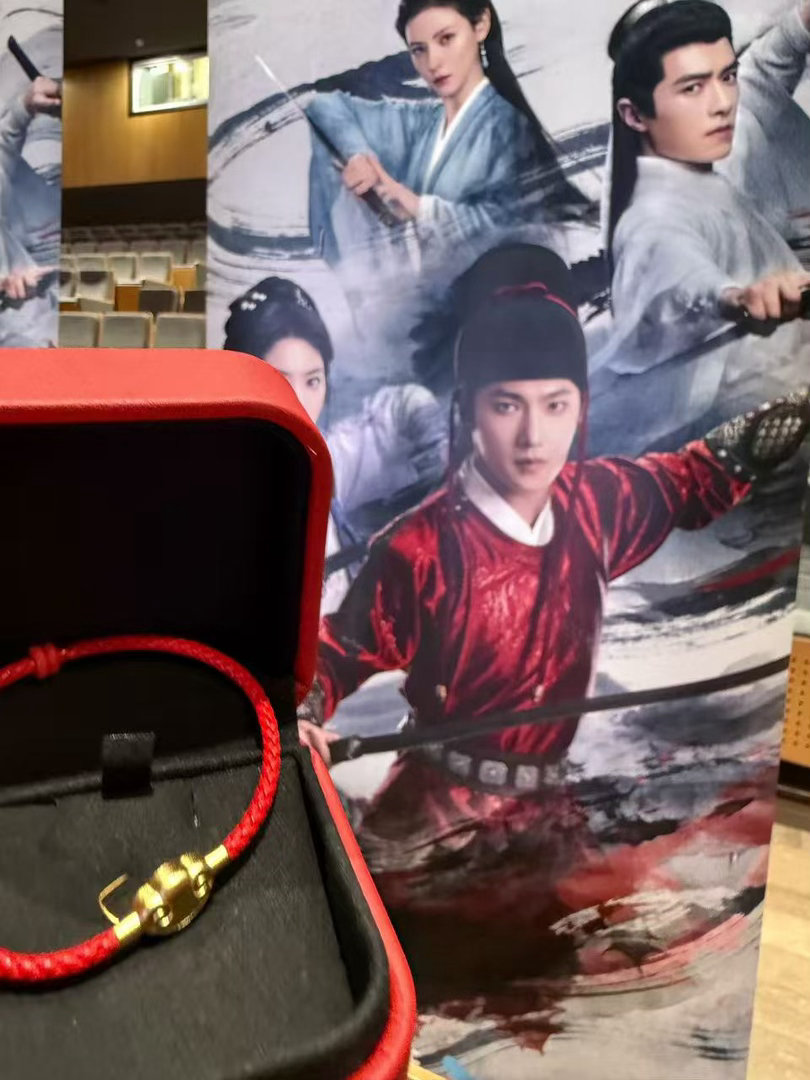 杨洋追剧团送黄金谁能不被这份大方打动，追剧团专属伴手礼含金量超高，杨洋处事敞亮重