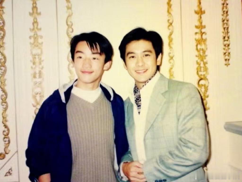 14岁的郑恺和26岁的林志颖郑恺说合影的第一个明星是林志颖，此时郑恺还是个初中生